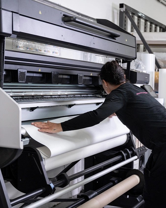Novotech Grafiche – Stampa digitale grande formato – Operatrice durante la produzione su stampante professionale