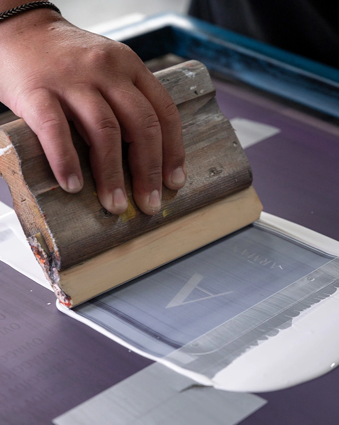 Novotech Grafiche – Serigrafia professionale – Stampa serigrafica eseguita manualmente con racla