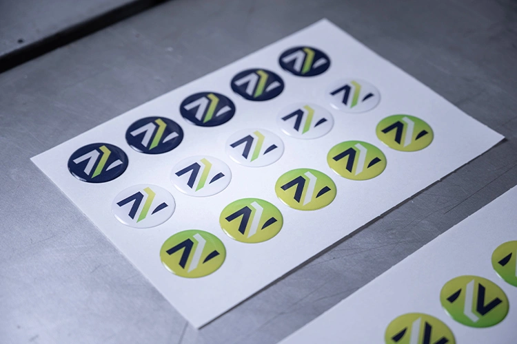 Novotech Grafiche – Adesivi personalizzati – Etichette adesive stampate e sagomate