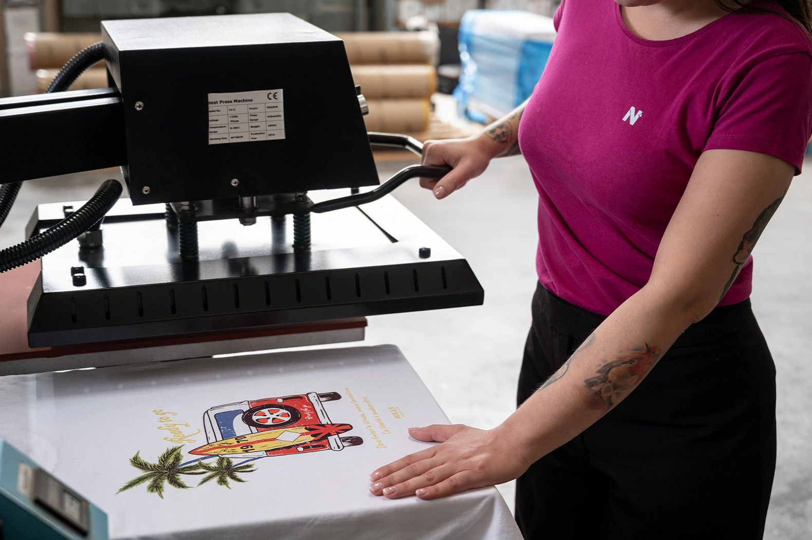 Novotech Grafiche – Personalizzazione abbigliamento – Stampa su maglietta con pressa professionale