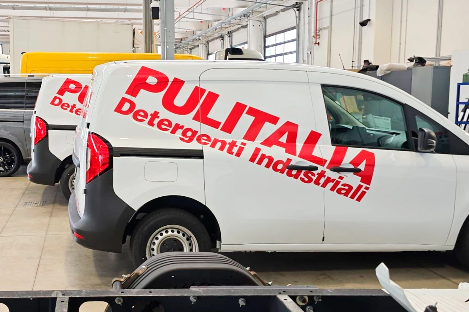 Novotech grafiche - Adesivi personalizzati decorazione automezzi - Personalizzazione car wrapping - Adesivi furgoni