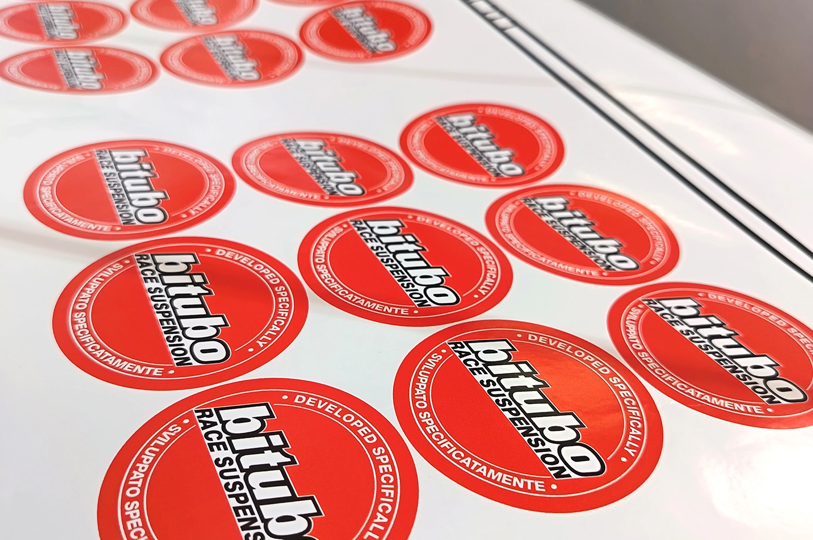 Novotech grafiche - Adesivi personalizzati decorazione automezzi - Etichette adesive