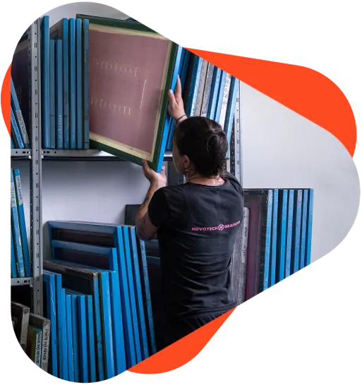 Novotech Grafiche – Serigrafia – Operatrice nel reparto di produzione con telai serigrafici